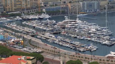 Monako limanında yatlar, Monte Carlo 'da güneşli bir gün, Slowmotion 4k shot