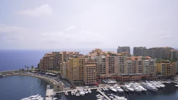 Yates de lujo en Puerto de Mónaco, soleado Monte Carlo City, tiro 4K — Vídeo de stock