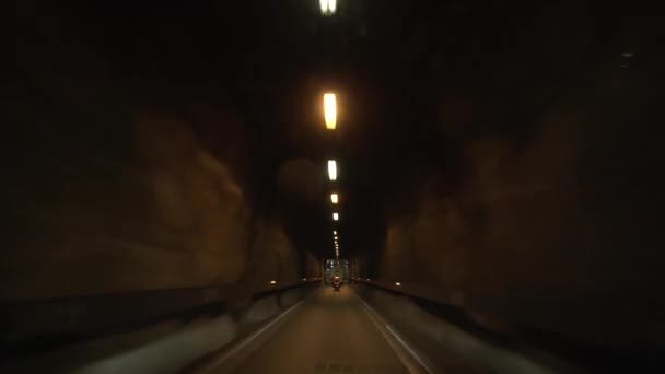 Tráfico de coches en la ciudad de Mónaco Túnel, 4K — Vídeo de stock