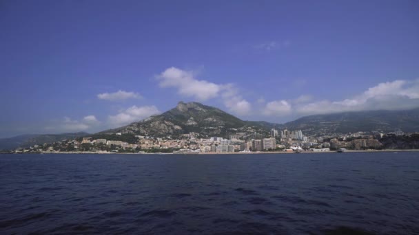 Yates en la ciudad de Mónaco Puerto, día soleado en Monte Carlo, tiro 4K — Vídeos de Stock