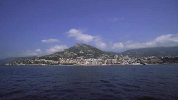 Monako Limanı 'nda yatlar, Monte Carlo' da güneşli bir gün, 4K 'lık çekim. — Stok video