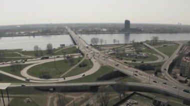 Avrupa 'da trafik, arabalı köprü viyadük, insansız hava aracı.