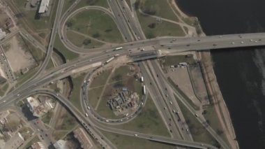 Avrupa 'da trafik, arabalı köprü viyadük, insansız hava aracı.