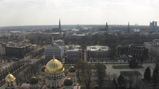 Riga città Drone volo, edifici case viventi, blocco di appartamenti e giù città Città vecchia in Europa — Video Stock