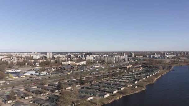 Trafic de voitures dans le centre-ville européen de Riga, Drone shot — Video