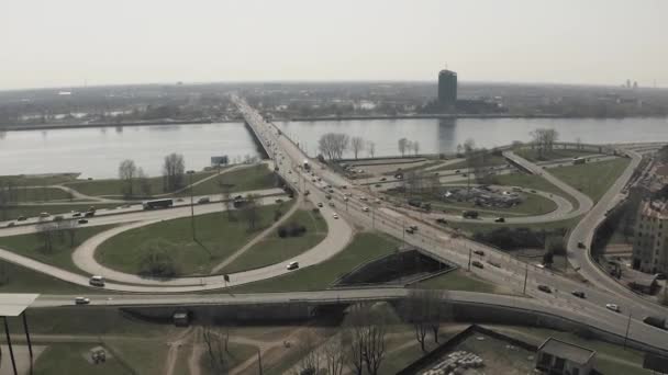 Tráfico de coches en la ciudad europea, Puente viaducto con coches, disparo de dron — Vídeos de Stock