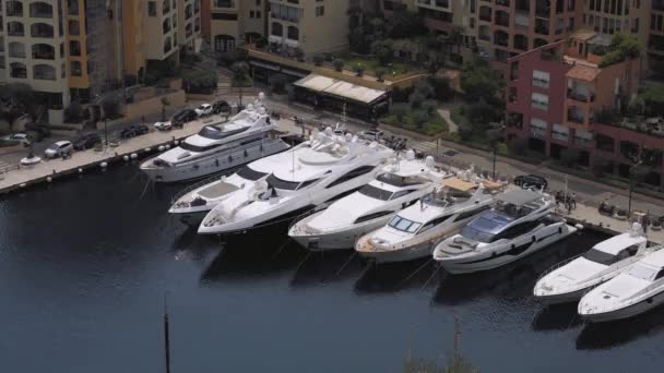 Monaco Limanı 'ndaki lüks yatlar, güneşli Monte Carlo City, 4K' lık çekim. — Stok video