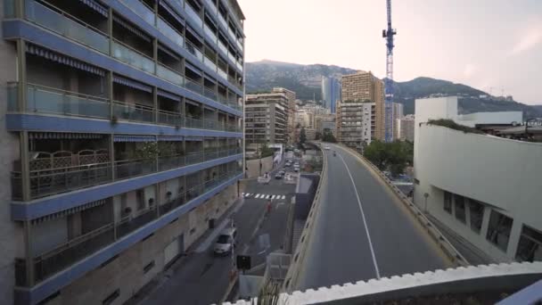 Monaco Stadt Sommerhäuser, historische Gebäude, Straßen, Straßen mit Autos in monte carlo — Stockvideo