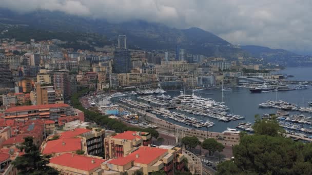 Yates de lujo en Puerto de Mónaco, soleado Monte Carlo City, tiro 4K — Vídeos de Stock