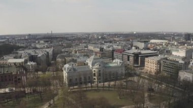 Riga şehri insansız hava aracı uçuşu, apartmanlar, apartmanlar, apartmanlar ve Avrupa 'nın eski kenti.