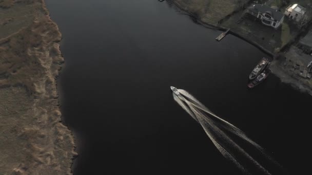 Jacht, łódź pływająca na rzece 4k Drone strzał — Wideo stockowe