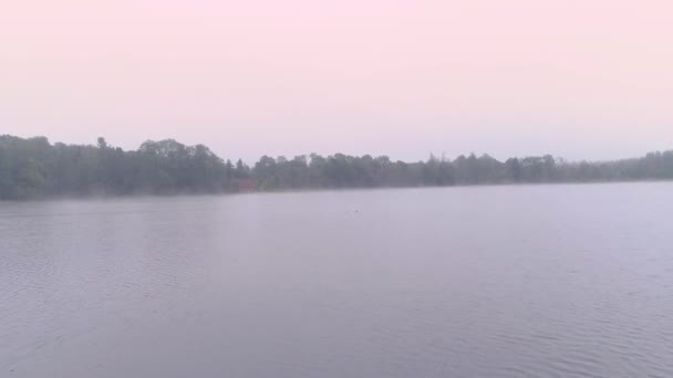 Brouillard au-dessus du lac, Drone flight, Matin de la nature en Europe — Video