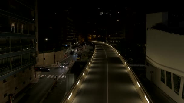 Monaco stad Nacht verkeer straten, weg met auto 's in Monte Carlo — Stockvideo
