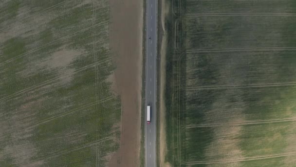 Αυτοκίνητα στην εθνική οδό, αυτοκινητόδρομος στην Ευρώπη, drone shot — Αρχείο Βίντεο