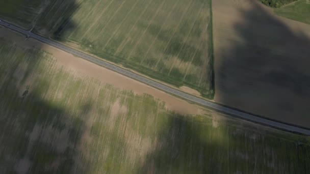 Coches en la carretera, pista de aterrizaje en Europa, tiro con dron — Vídeos de Stock
