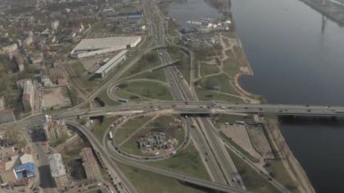 Avrupa 'da trafik, arabalı köprü viyadük, insansız hava aracı.