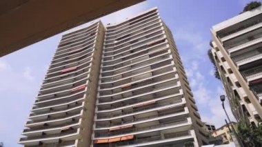 Monako şehrinin yazlık evleri, apartmanlar bloğu, sokaklar, Monte Carlo 'da arabalı raodlar