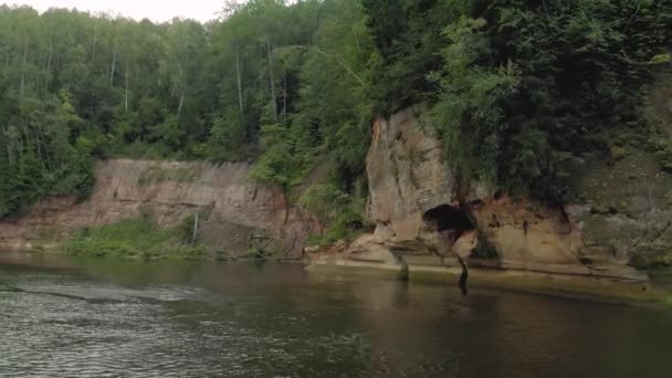 Brzegi rzek w Europie, Gaujas Łotwa Park Narodowy 4k Drone shot — Wideo stockowe