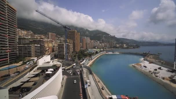 Літні будинки в Монако, історичні будівлі, вулиці, дороги з автомобілями в Монте-Карло. — стокове відео