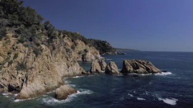 Akdeniz kıyısındaki Tossa de Mar şehri yazın İspanya 4k insansız hava aracı uçuşu
