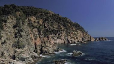 Akdeniz kıyısındaki Tossa de Mar şehri yazın İspanya 4k insansız hava aracı uçuşu