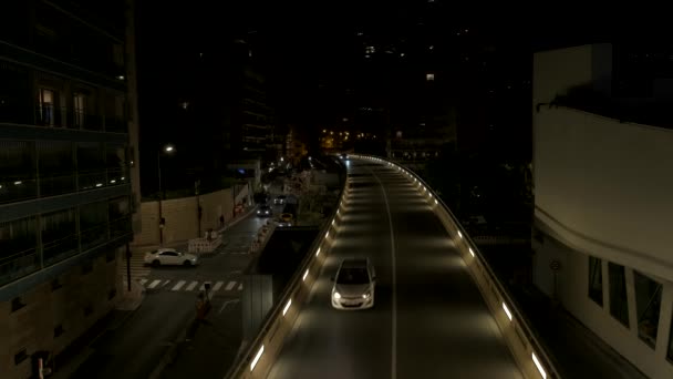 Ciudad de Mónaco Calles de tráfico nocturno, carretera con coches en Monte Carlo, disparo en cámara lenta — Vídeos de Stock