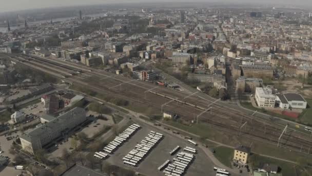 Dworzec centralny w Rydze. Lot dronem nad torami kolejowymi, Pociąg kolejowy w Europejskim Mieście — Wideo stockowe