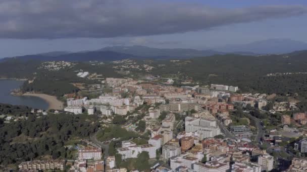 Lloret de Mar a Földközi-tengeren nyáron Spanyolország 4k drón repülés — Stock videók