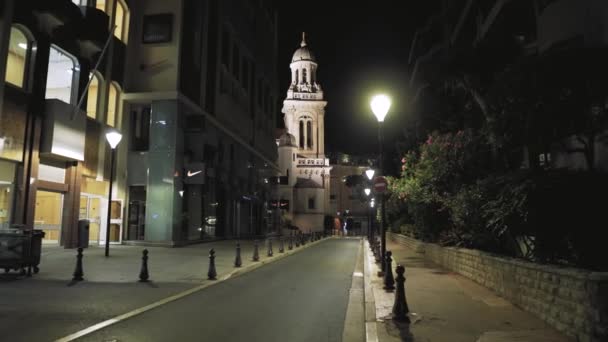 Kościół w mieście Monako Noc, domy mieszkalne, blok budynków Flats, ulice, raods z samochodów w Monte Carlo — Wideo stockowe