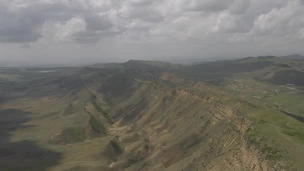 Kafkas Dağları epik uçuş tepeler ve Gürcü Vadisi güzellik doğa Gürcistan hayvanlar waterwall dron 4k — Stok video