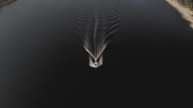 Tekne, Yat nehirde yüzüyor Drone vuruldu