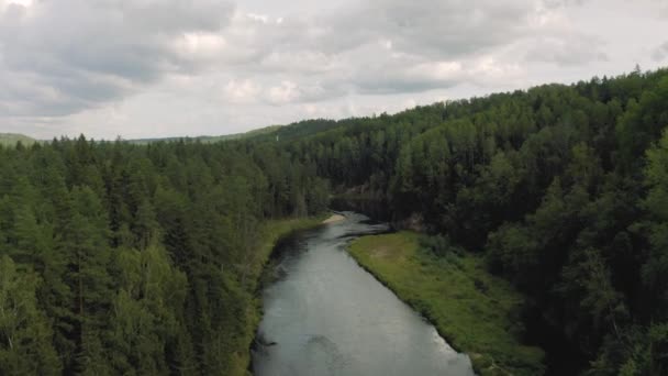 Gauja ποταμού στην Ευρώπη Λετονία Εθνικό Πάρκο 4k Drone πυροβόλησε — Αρχείο Βίντεο