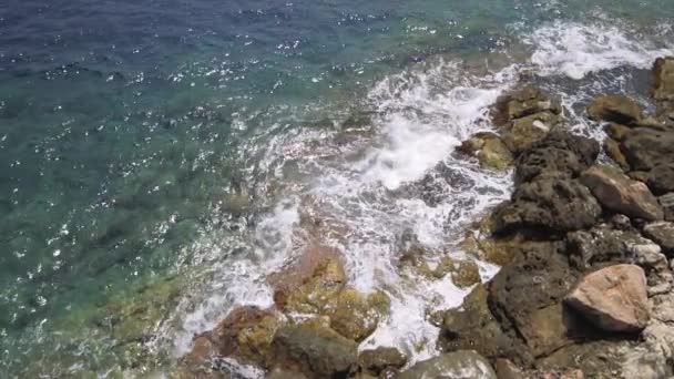 Monaco blau Mittelmeer Wellen Flut Steine in Zeitlupe — Stockvideo