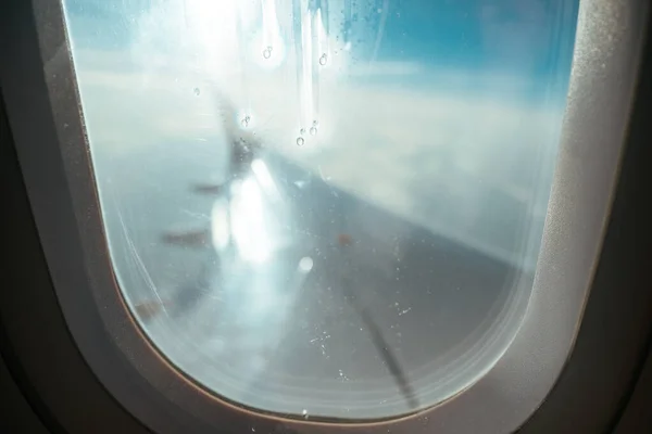 Okna samolotu widok na skrzydło samolotu z kabiny, transport panoramiczny — Zdjęcie stockowe