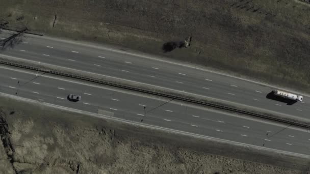 Bilar på motorvägen, motorväg i Europa, drönare skjuten — Stockvideo