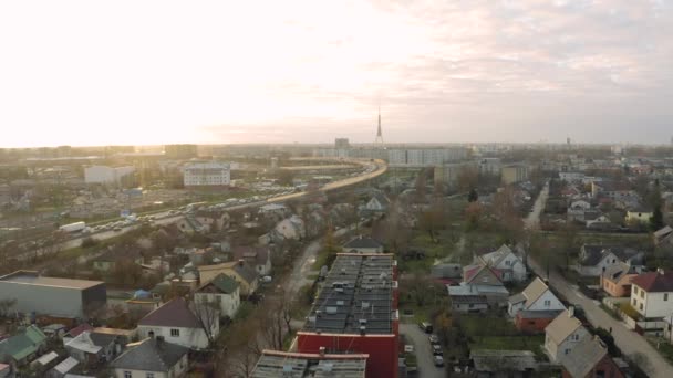 Puesta de sol en la ciudad de Riga, casas vivas, vuelo 4K Drone verano en Europa — Vídeo de stock