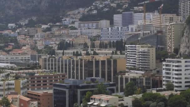 Monako miasto letnie domy, blok apartamentów budynków, ulic, dróg z samochodów w Monte Carlo — Wideo stockowe