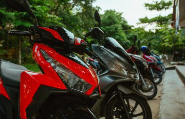 Motosikletler, scooterlar, Asya 'da geleneksel iki tekerlekli taşımacılık.