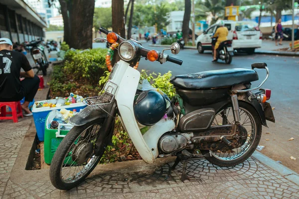 Moto, scooter, transporte tradicional de dos ruedas en Asia — Foto de Stock
