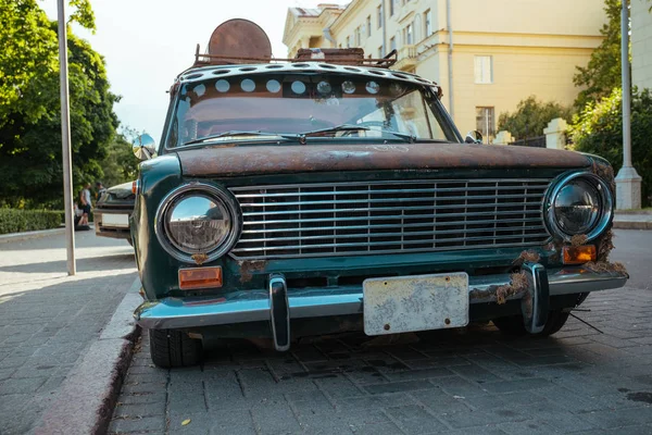 Velho quebrado e enferrujado URSS vezes VAZ Carro no dia de verão — Fotografia de Stock