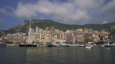 Monako Limanı 'nda yatlar, Monte Carlo' da güneşli bir gün, 4K 'lık çekim.