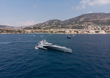 Monte Carlo şehri Monte Carlo 'da güneşli bir yat.