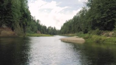 Avrupa 'daki nehir kıyıları, Gaujas Letonya Ulusal Parkı 4k İHA' sı vuruldu