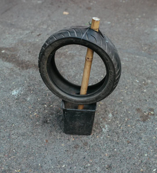 Fietsband op straat als teken van reparatieservice — Stockfoto