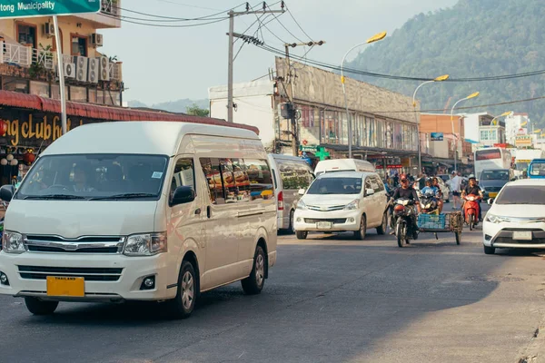 Coches blancos en Asia autobús y bicicletas tailandia la gente de la calle hora de verano — Foto de Stock