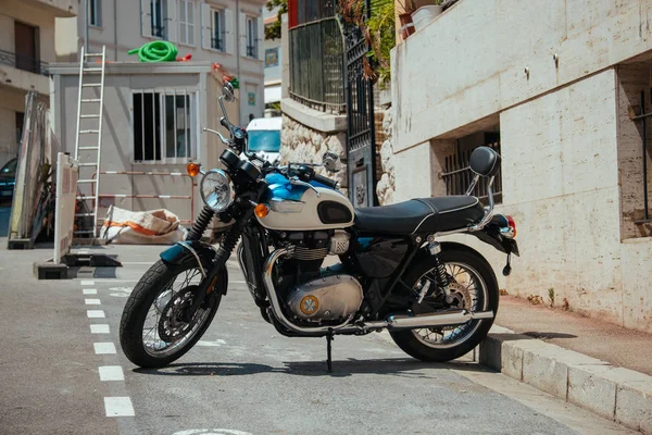 Moto, Bici, tradizionale trasporto a due ruote in Europa, Monaco City — Foto Stock