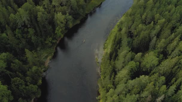 Río Gauja en Europa Letonia Parque Nacional 4K Drone shot — Vídeo de stock