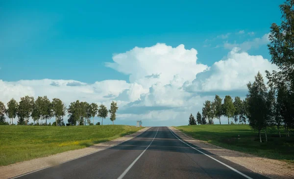 Uitzicht op de weg van de auto naar asfalt raod en blauwe lucht — Stockfoto
