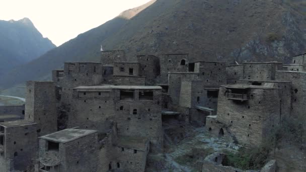 Fortaleza del Castillo Viejo en Georgia y torres de vigilancia en las montañas del Cáucaso dron épico 4k valle belleza naturaleza — Vídeo de stock
