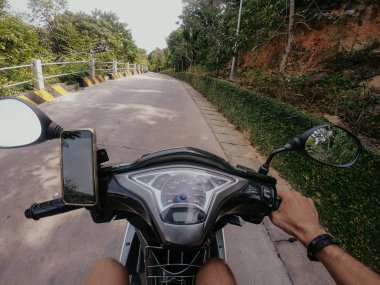 Yazın Asya 'da motosiklet kullanan ilk kişi.